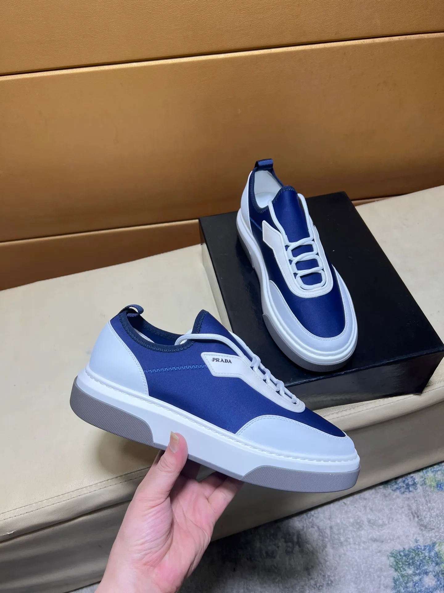 pp560💰👑👑《PRADA》【Classic Original Version】Prada: Top 🔝 Purchasing Agent 🔍🔍Sold at the latest men’s counter simultaneously, imported high-quality original version from Italy 🇮🇹: 🔝Brand silk calfskin·Shoe height, brand logo·Brand high mercerized canvas cloth·Tongue screen printing Brand logo: Prominent (high-end, extravagance, class), exquisite workmanship (imported Italian 🇮🇹 water-based mesh lining, 🐂cowhide feet), soles: original soles specially provided by the original factory, double-layer movable molding: transparent air cushion bottom, environmentally friendly, wear-resistant, ultra-light, comfortable, 🌲🌲🌲, real-life photos 🎬The real ones are more beautiful Code number 38-44